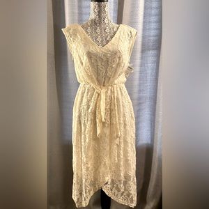 NWT Winter White Lace Dress. Women’s Size Medium. Mid calf.